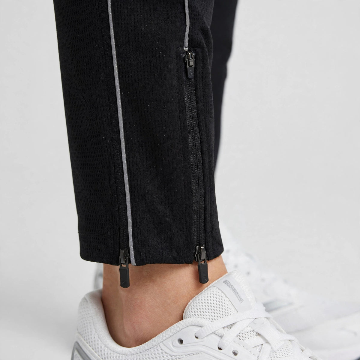 Vapor Lightweight Track Pant - Black - detail